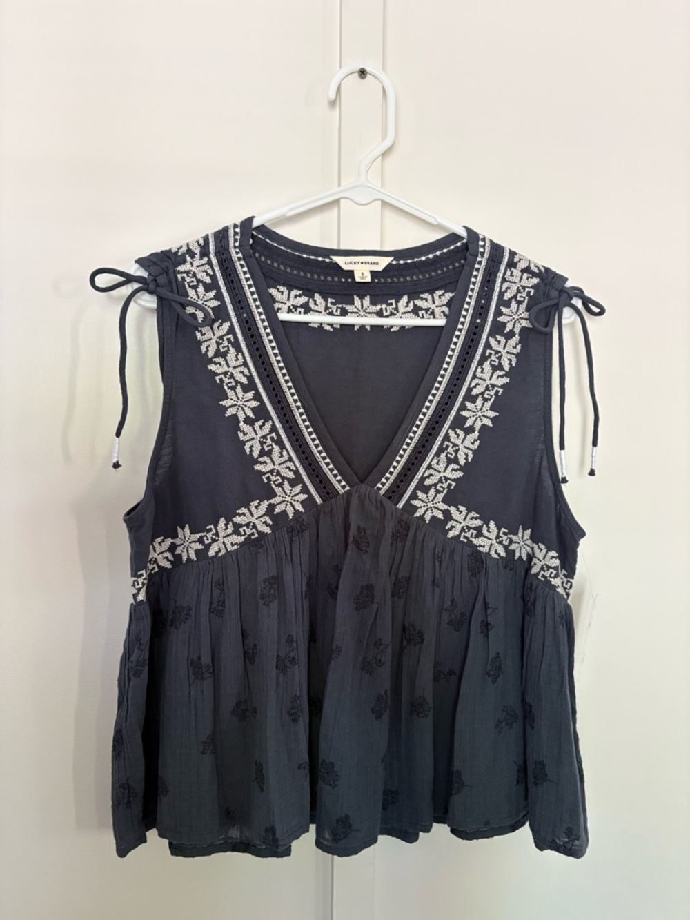 Lucky Brand Embroidered V-Neck Top - NWT - Ruched Shoulder Flowy Tank - Navy